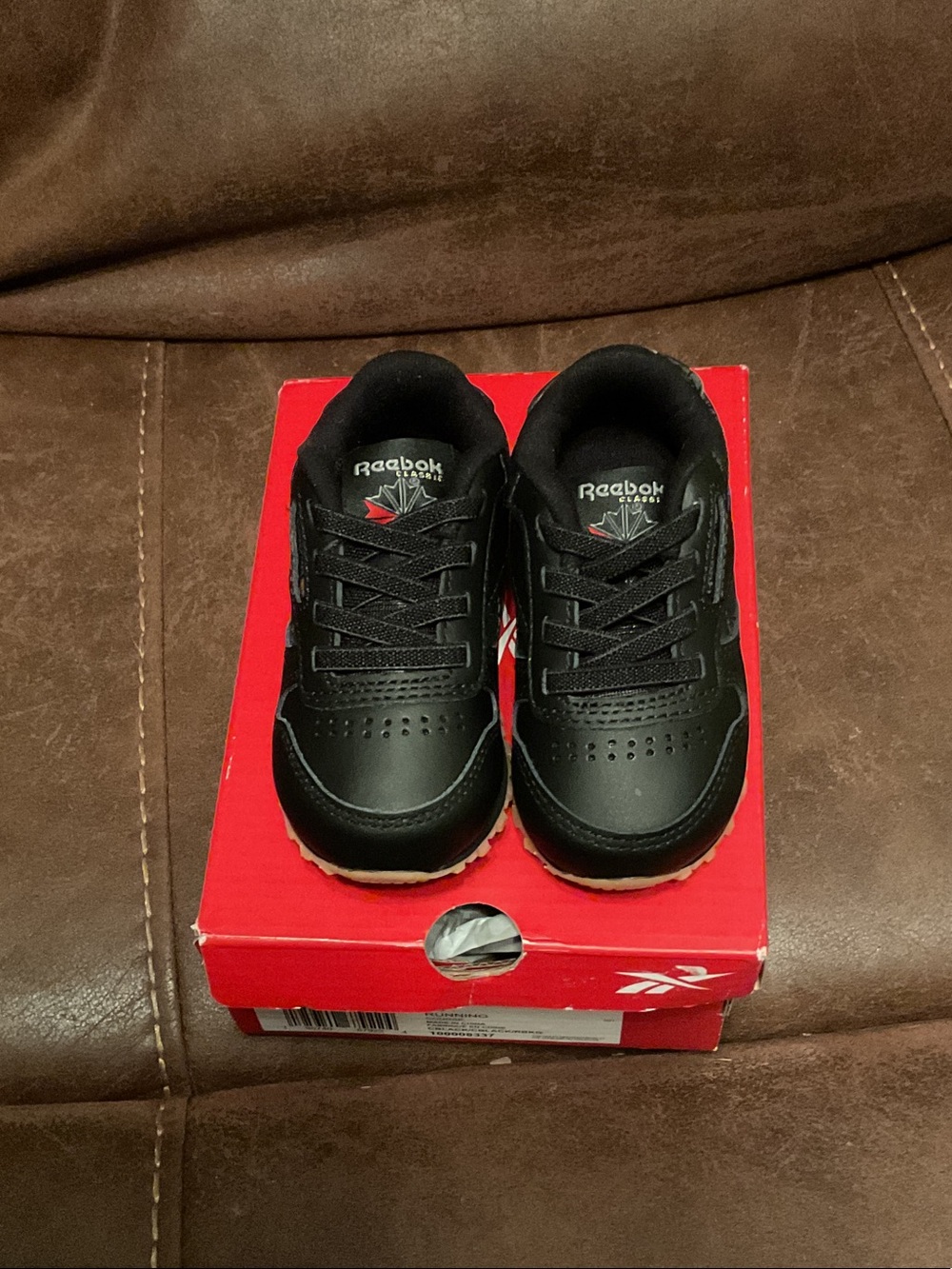 NEW infant black reeboks running course shoes size 4